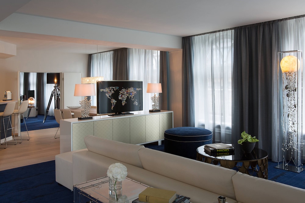 Lobby at RENAISSANCE HAMBURG HOTEL, HAMBURG