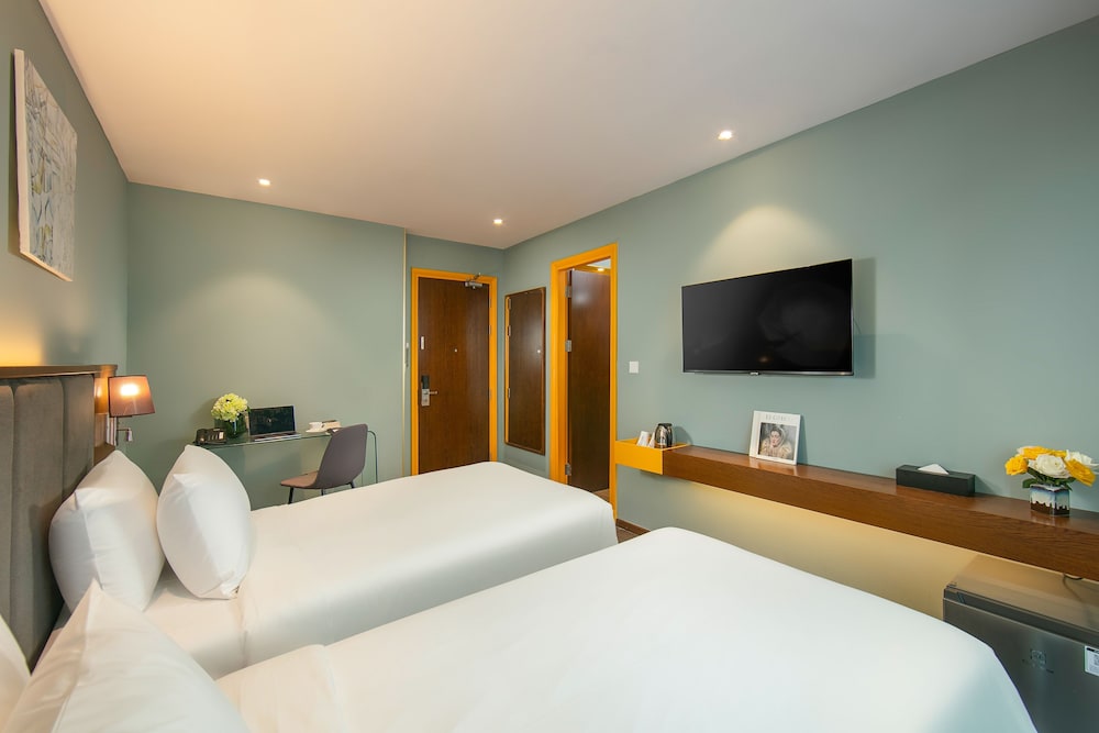 SUITE, TWIN BEDS