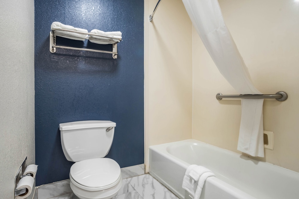 جناح بسرير كينج مع أريكة، Quality Suites Baton Rouge East - Denham Springs 3/3