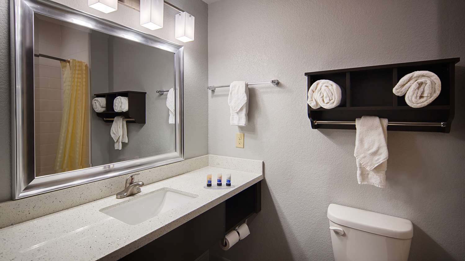 غرفة بسريرين كوين، Best Western Plus Lonestar Inn and Suites 2/2