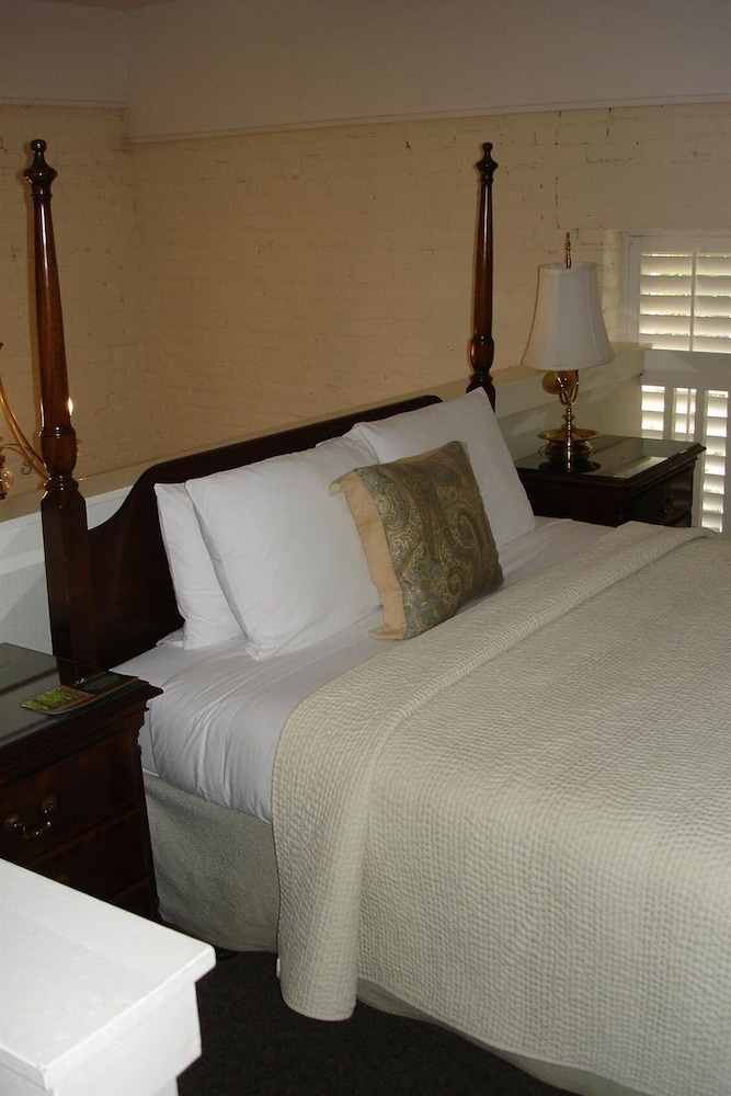 Ansonborough Inn 15/72