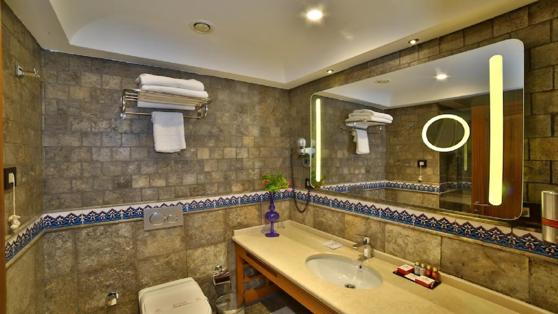 غرفة سوبيريور ثلاثية بسرير مزدوج وسرير فردي بإطلالة على البحر، Yilsam Sultanahmet Hotel 2/3