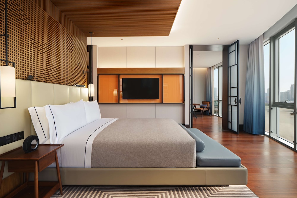 DELUXE, SUITE, PANORAMIC LAKE VIEW