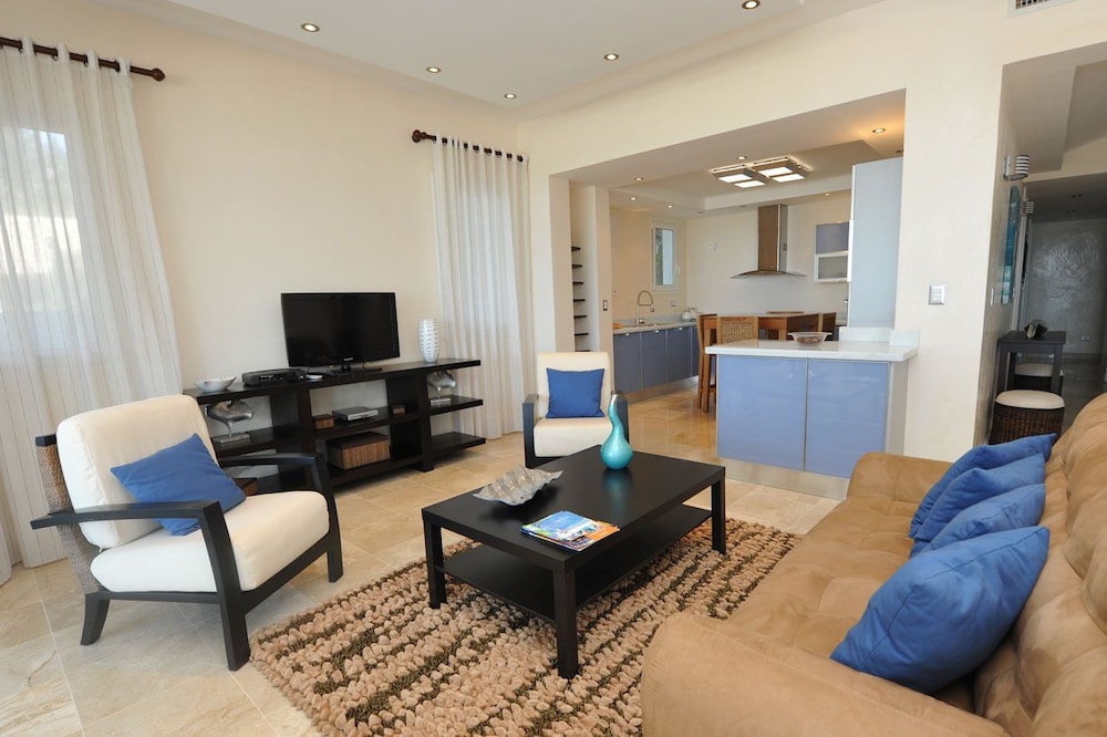WATERMARK LUXURY OCEANFRONT ALL SUITE HOTEL 39/56
