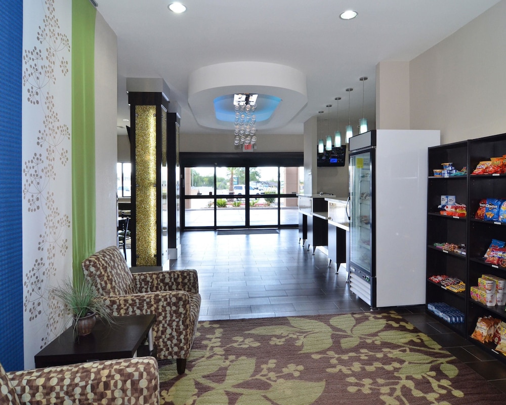 Quality Inn & Suites Kenedy - Karnes City 24/32