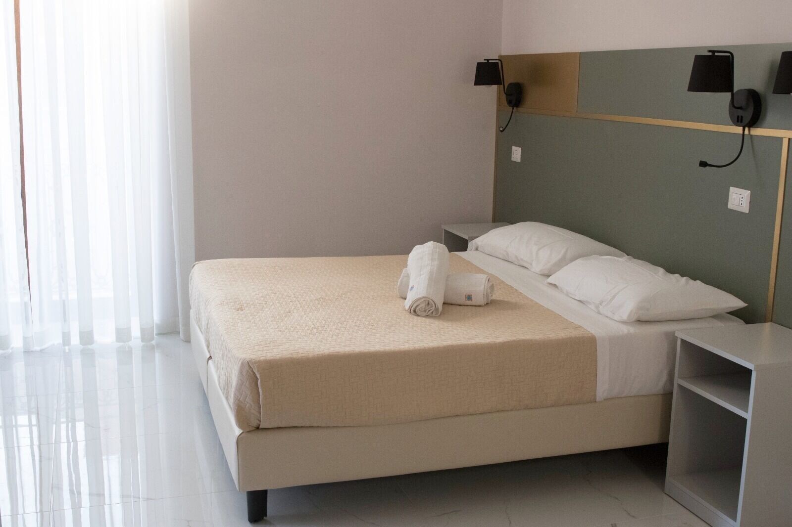 ROOM, DOUBLE OR TWIN BED