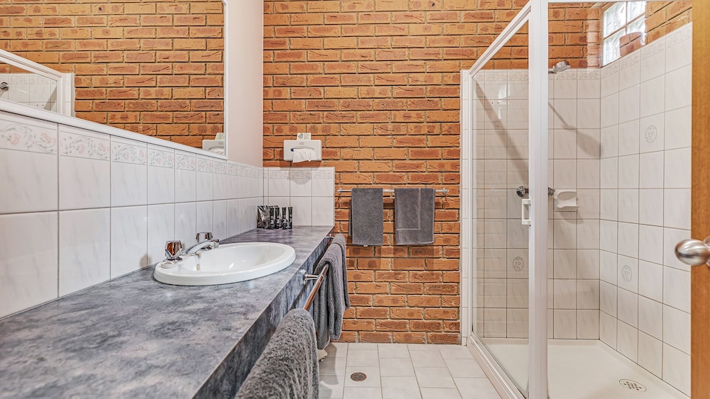 غرفة عائلية بسرير كوين وسريرين منفصلين بمطبخ صغير، Golden River Motor Inn 5/5