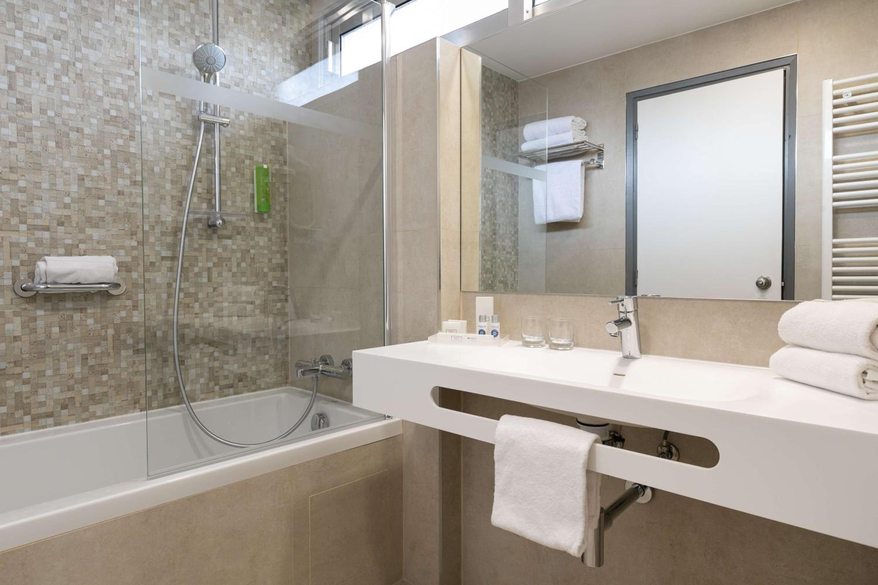 غرفة ثلاثية بشرفة، Best Western Hotel Mediterranee Menton 3/3