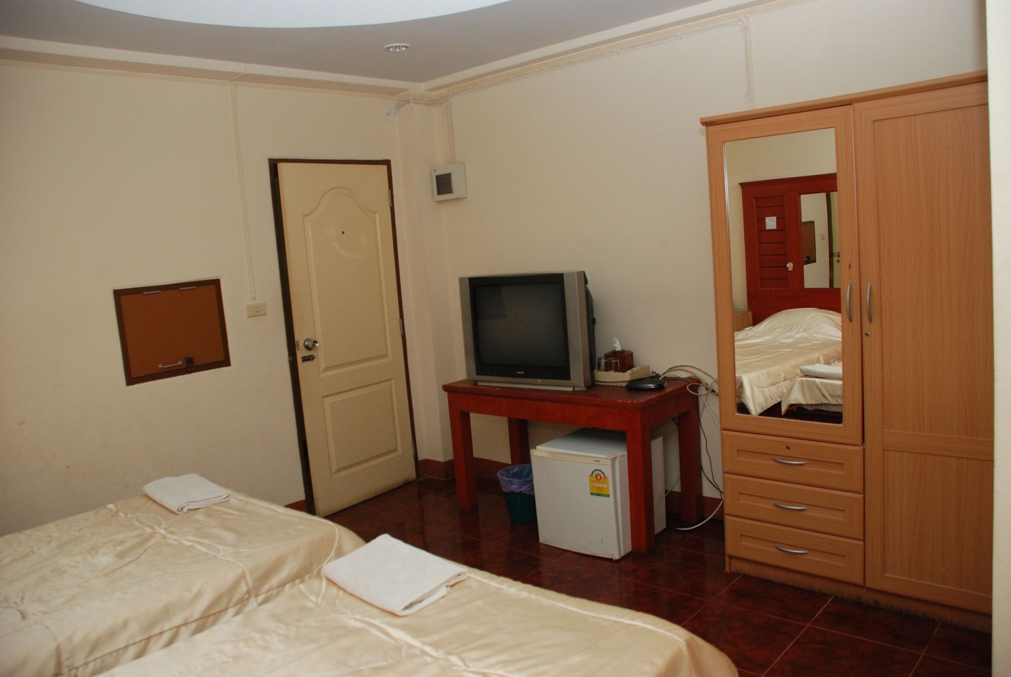 ROOM, TWIN BEDS