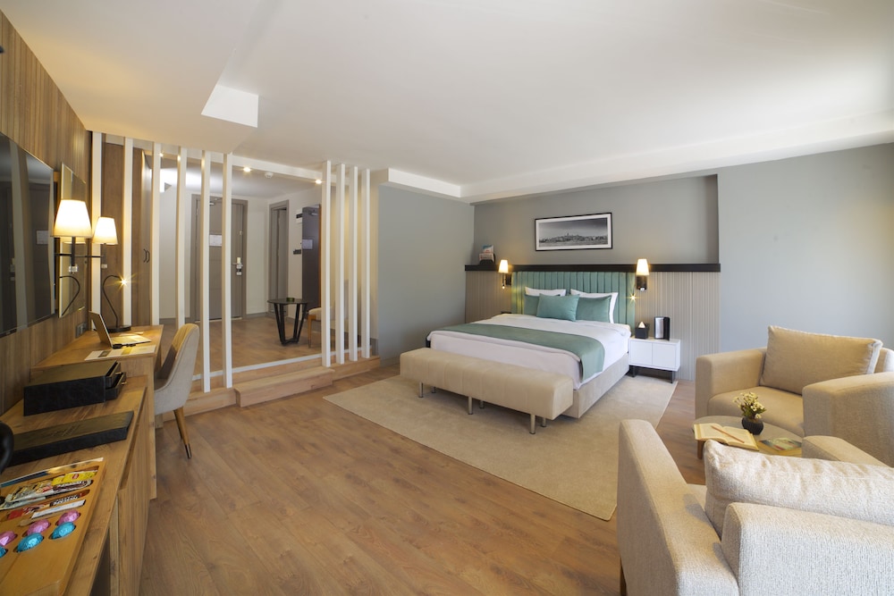 SUITE, KING BED, JETTED TUB