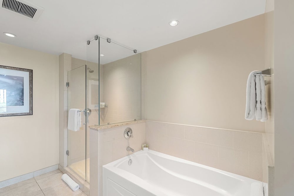 1 Bedroom, King Bed, 2 Sofa, Den، OUTRIGGER Honua Kai Resort & Spa 7/10