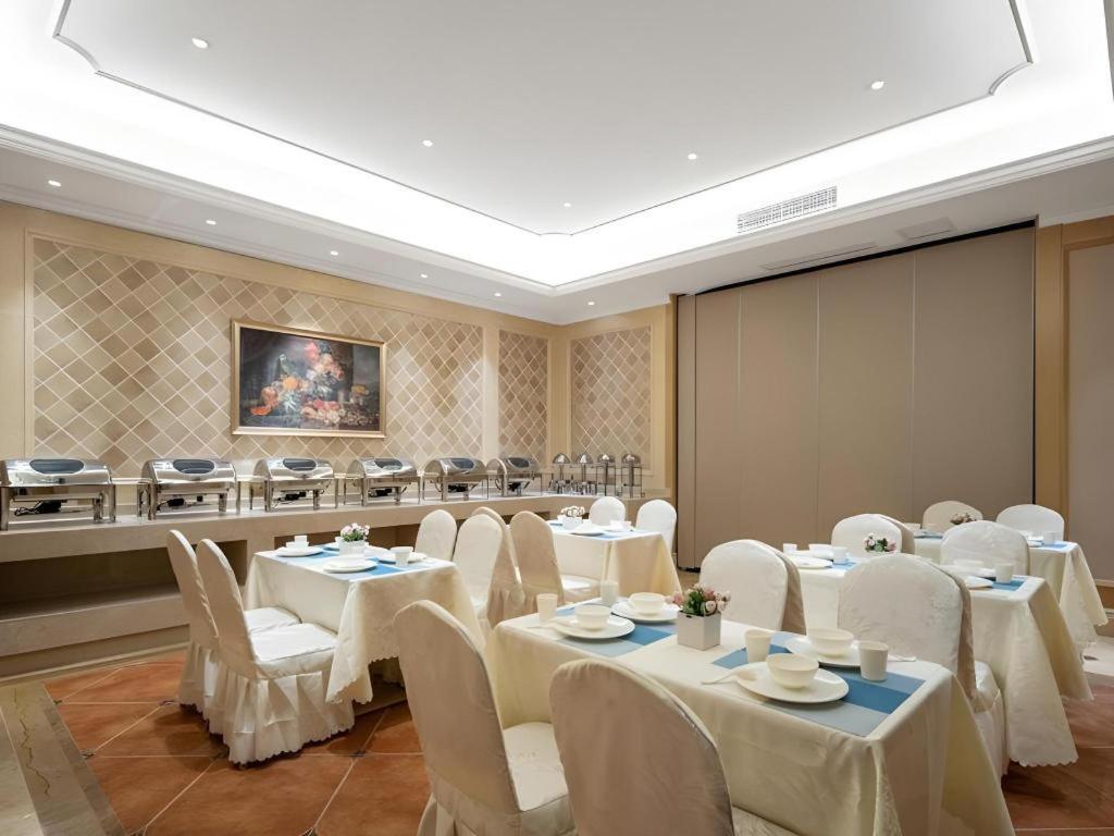 Vienna Hotel (Chongqing Lijiatuo Pedestrian Street) 49/62