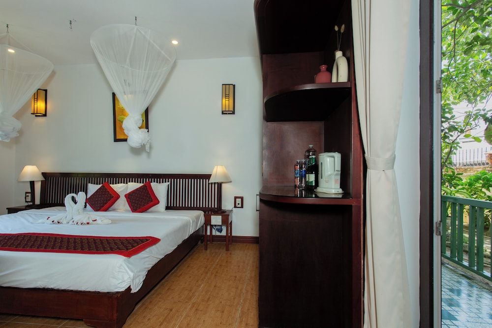 Deluxe, Twin Beds, Pool Side