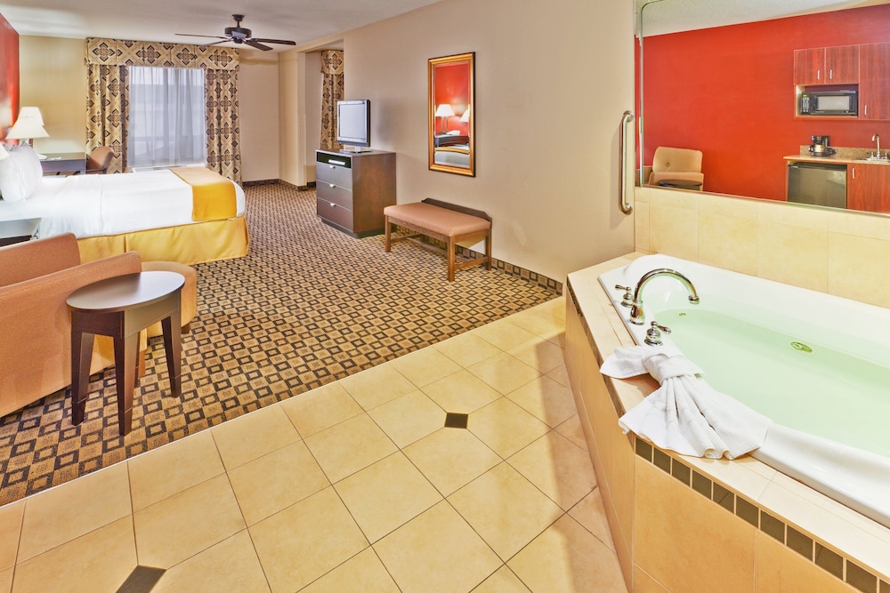Holiday Inn Express Hotel & Suites Clinton 48/48