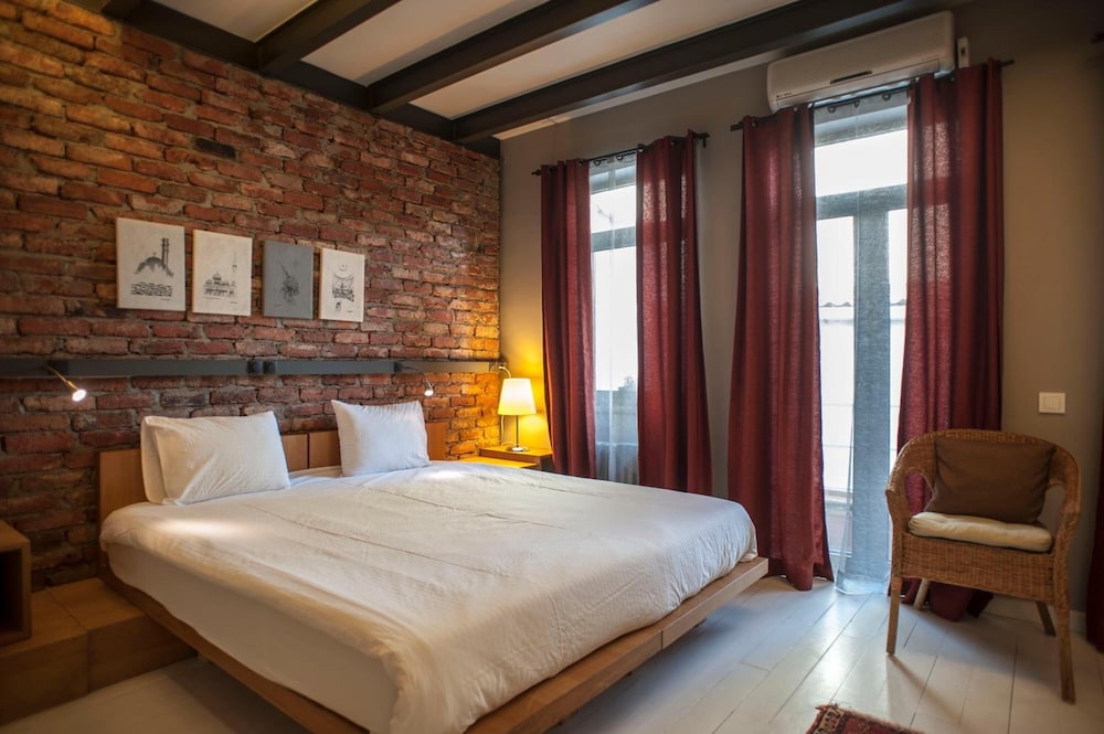Peradays Hotel 7/48