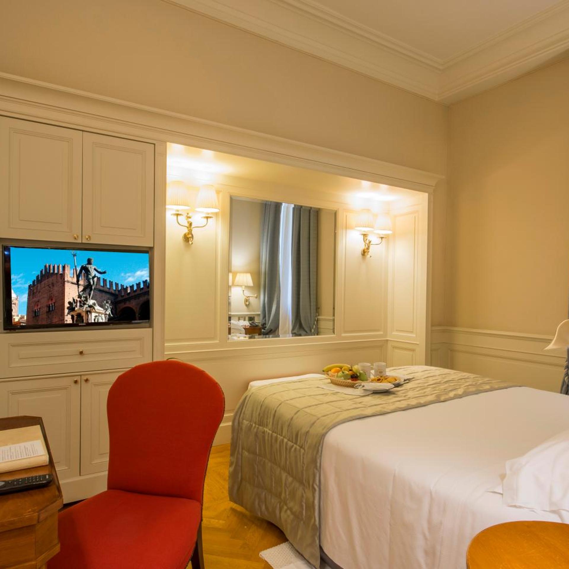 ROOM, DOUBLE BED