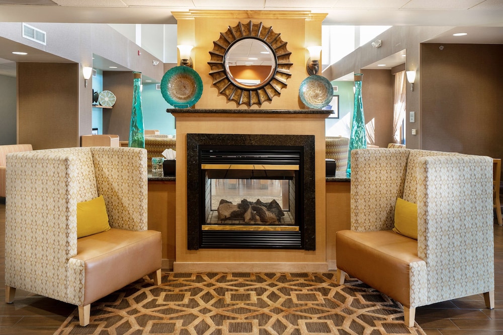Hampton Inn Suites Madera 38/47