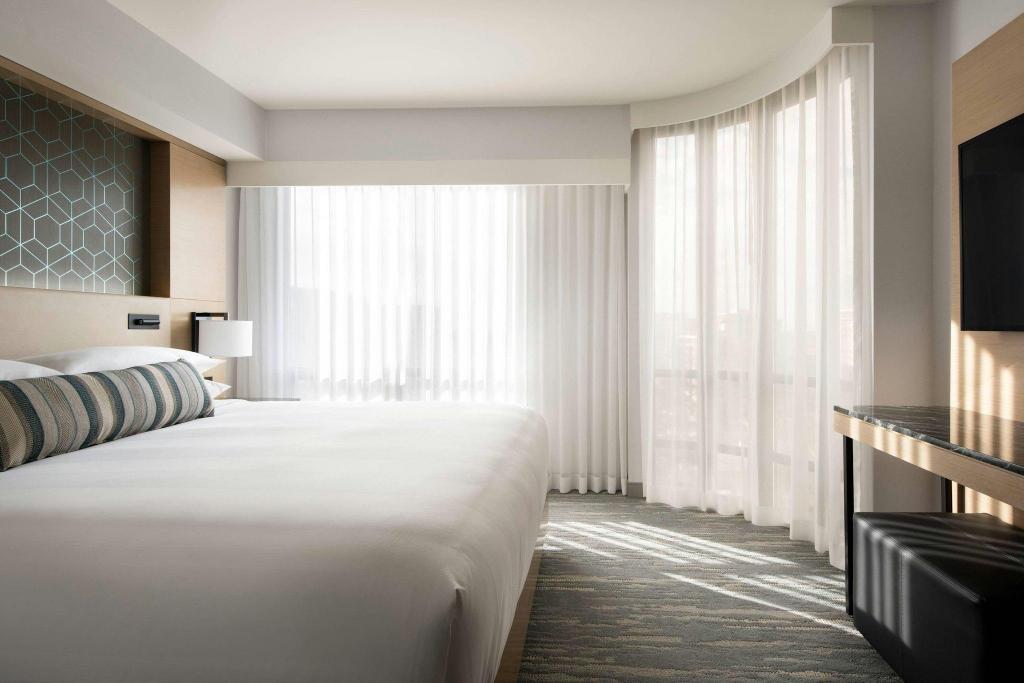 Executive, Suite, King Bed, Sofa, Club Lounge Access, Club Floor, Corner