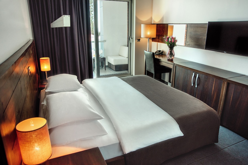 غرفة قياسية بسرير مزدوج بشرفة، Avala Resort and Villas 6/8