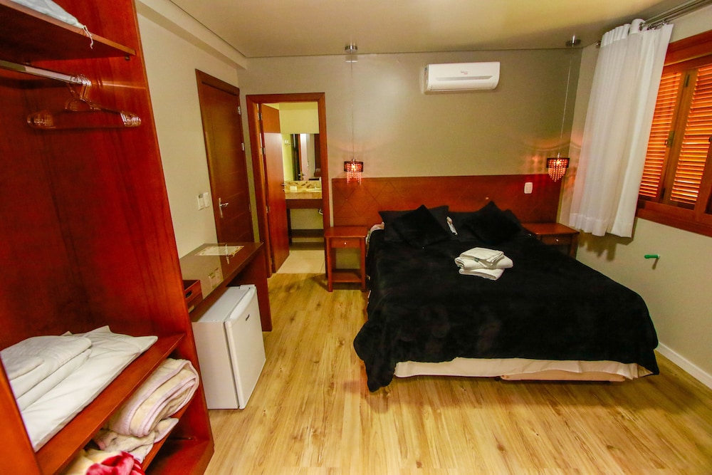 LUXURY, STUDIO, QUEEN BED, GARDEN VIEW, SOFA