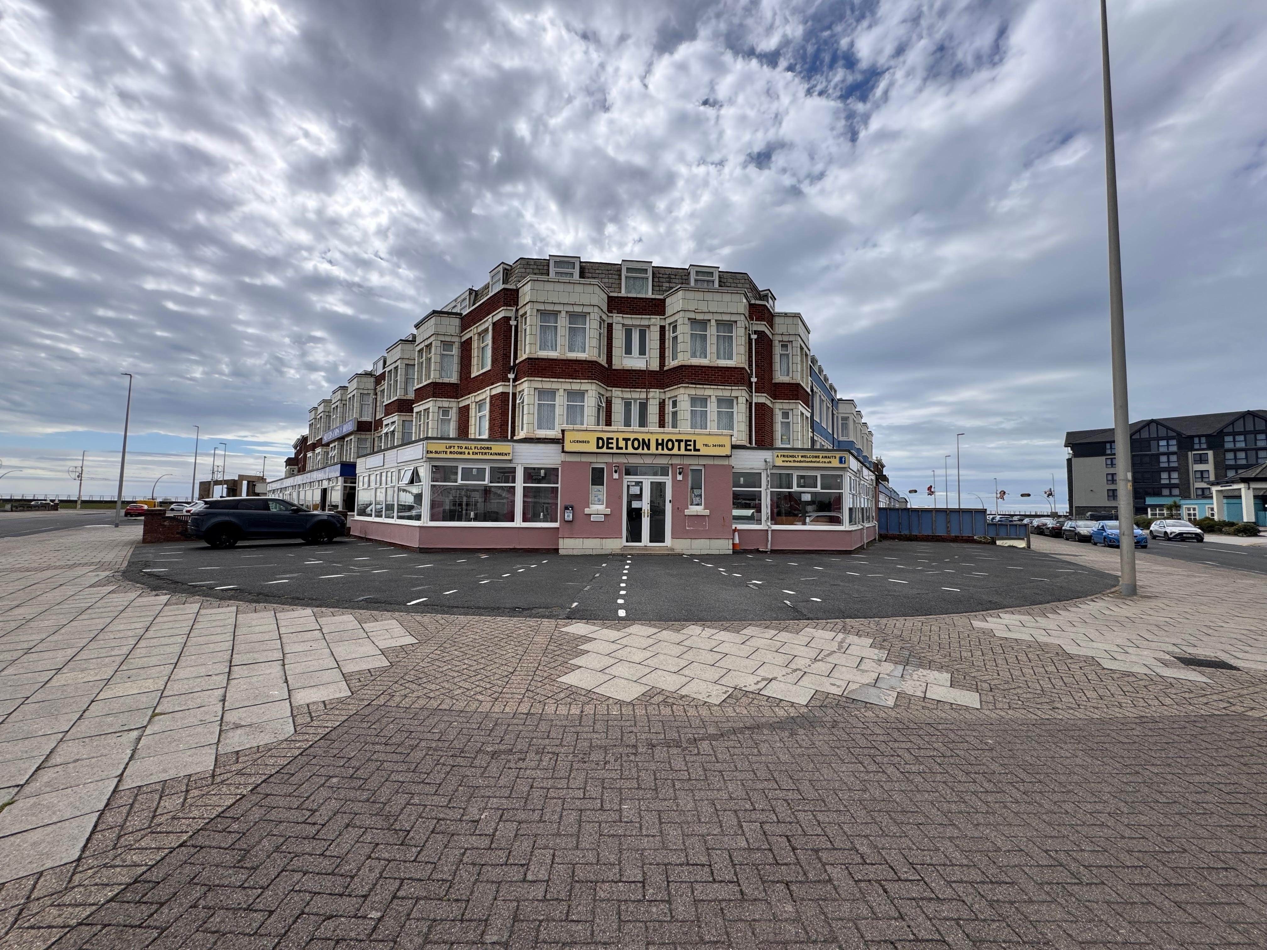 RideSide Hotel, next to Pleasure Beach Blackpool 52/65