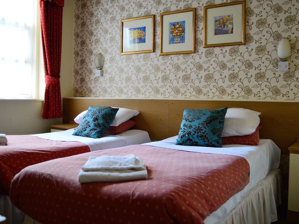 The Oak Lea Hotel 7/40