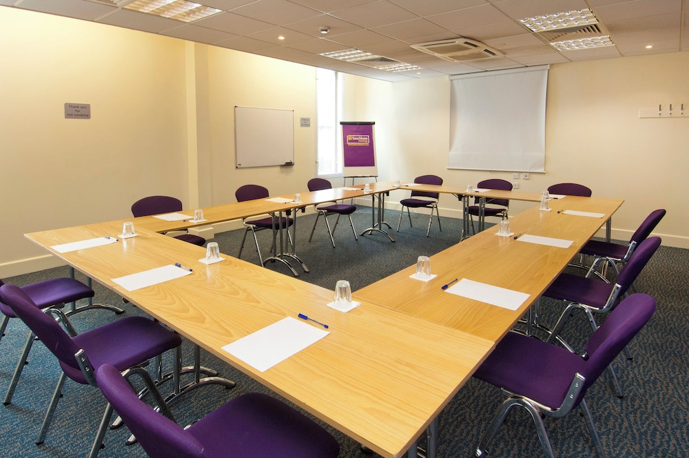 Premier Inn London Heathrow Airport T2 And T3 Bath Road 44/58