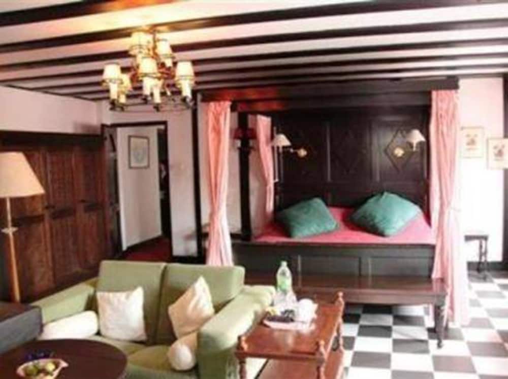 THE SMOKEHOUSE HOTEL 34/50