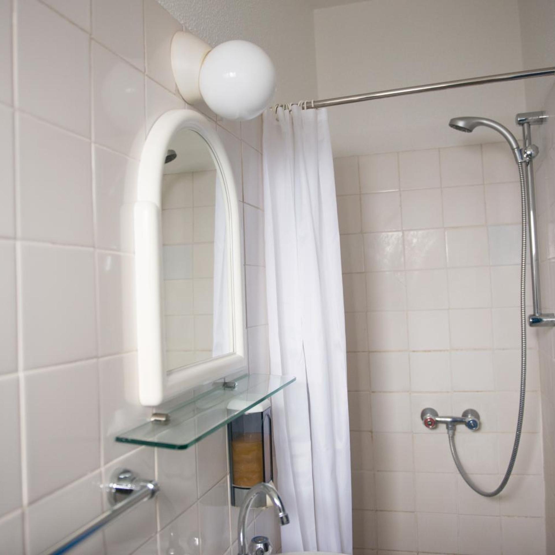 Le Village Hotel 46/50