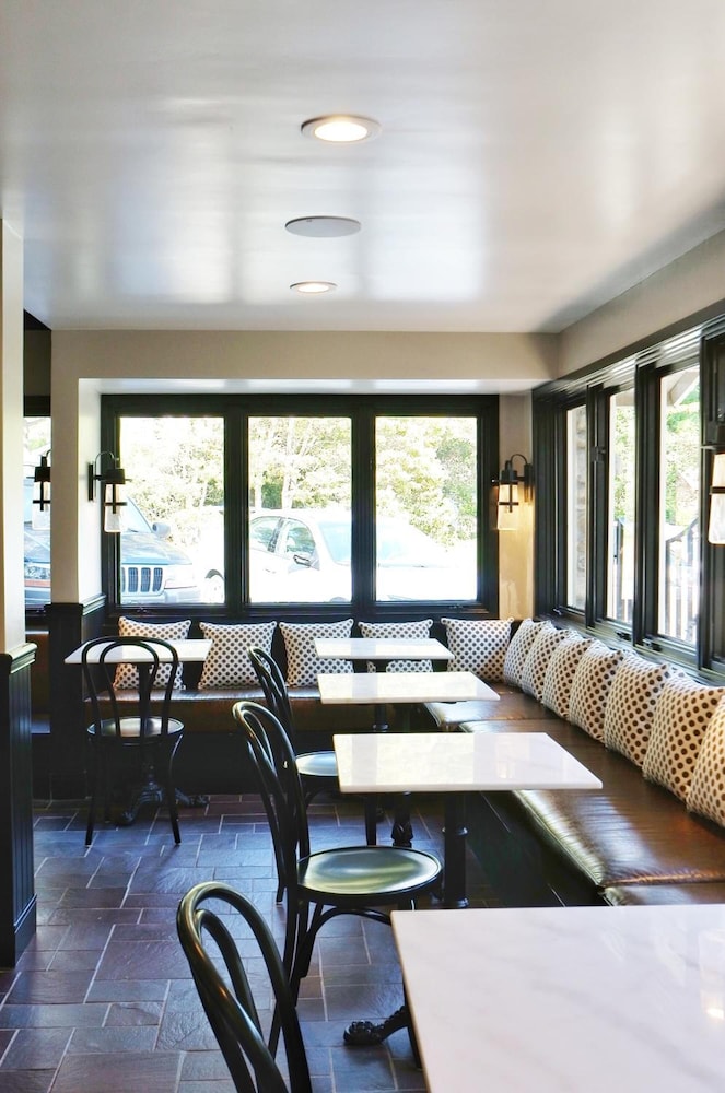 Le Petit Pali at 8th Ave 49/65