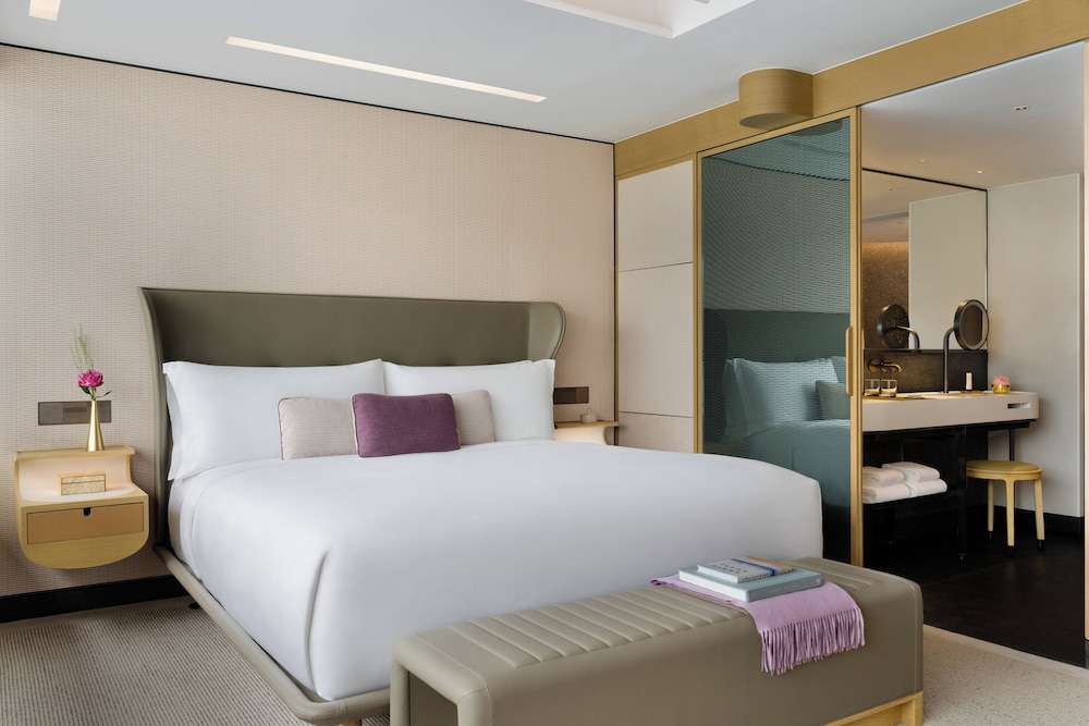 1 Bedroom, Regent, Club, Suite, King Bed, Harbour View