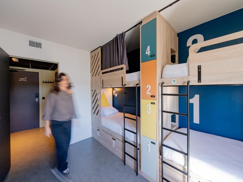 Mixed Dorm, 6 People, Bathtub