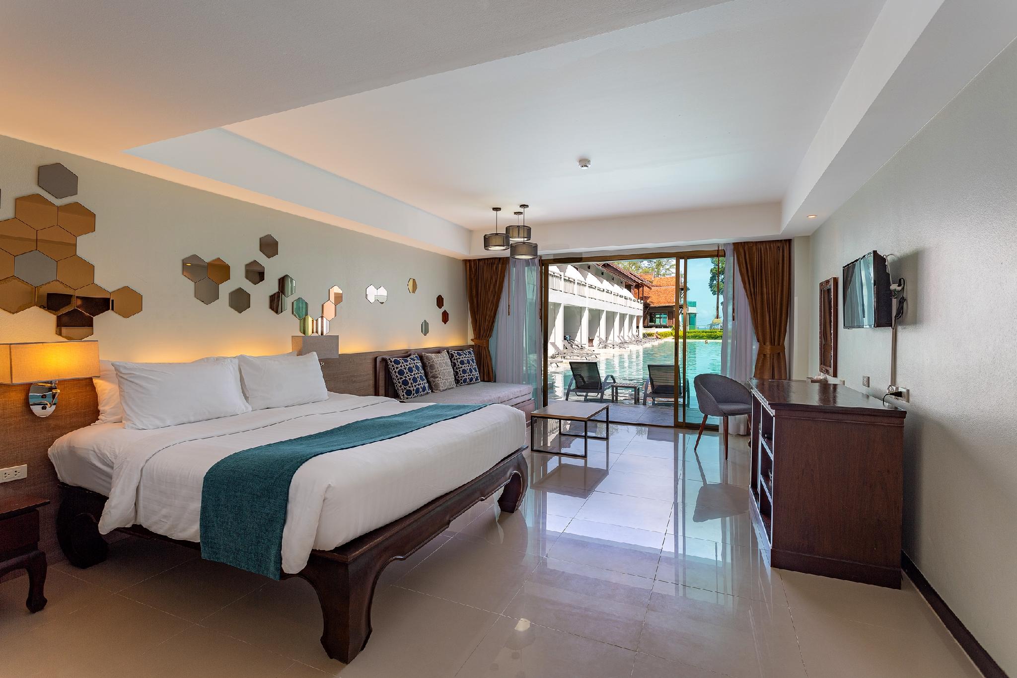 Deluxe, Queen Bed, Pool Access