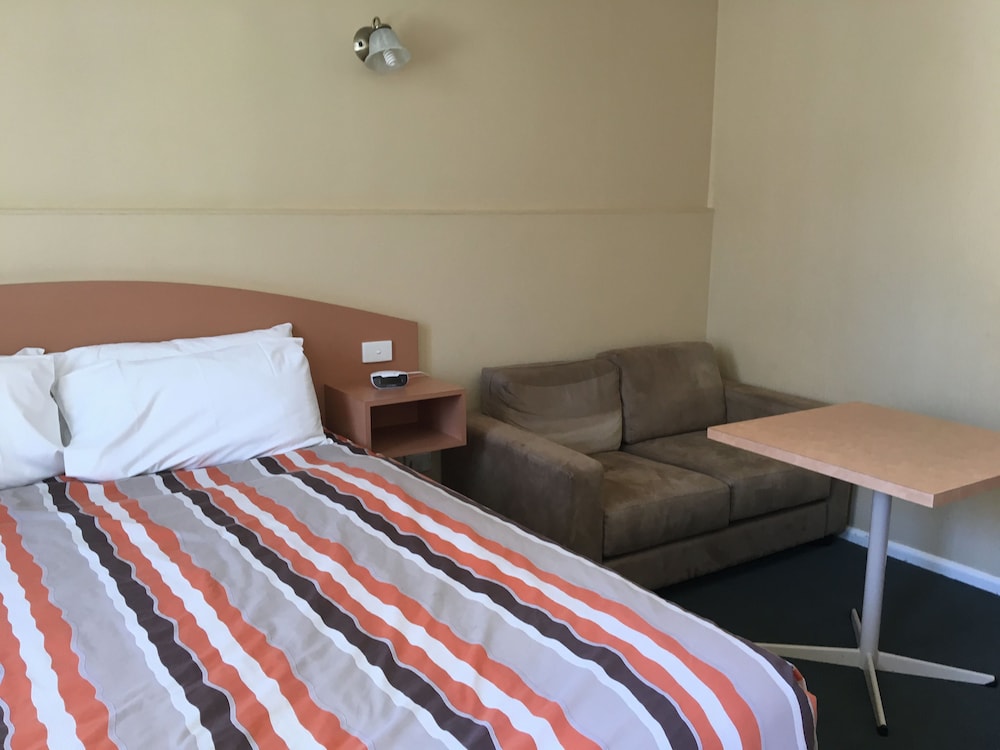 PARKVILLE MOTEL 13/56