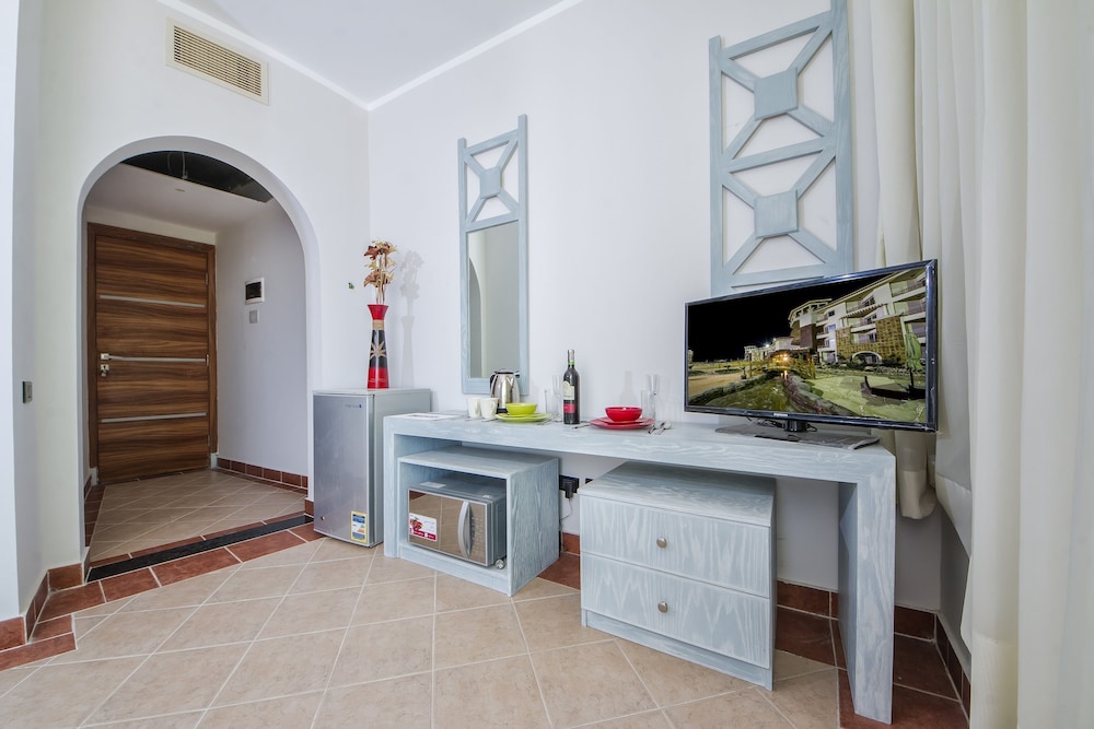 Royal Beach Serviced Apartments 74/75