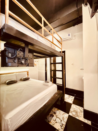 Room, 4 Loft Beds, No Window