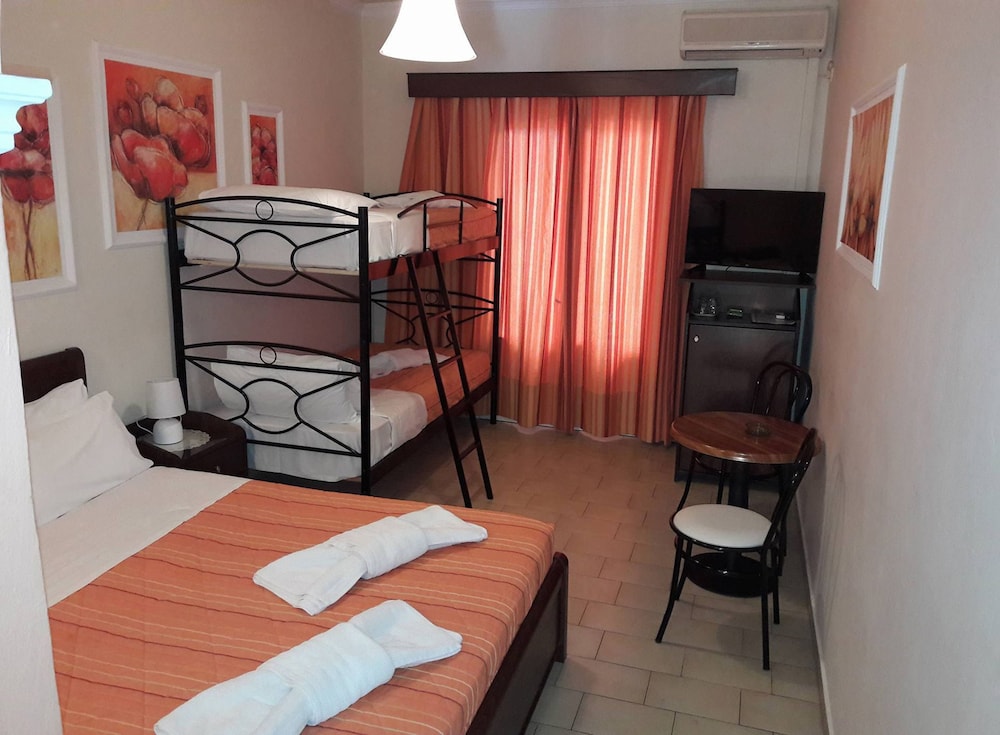 ROOM, QUADRUPLE, PARTIAL SEA VIEW