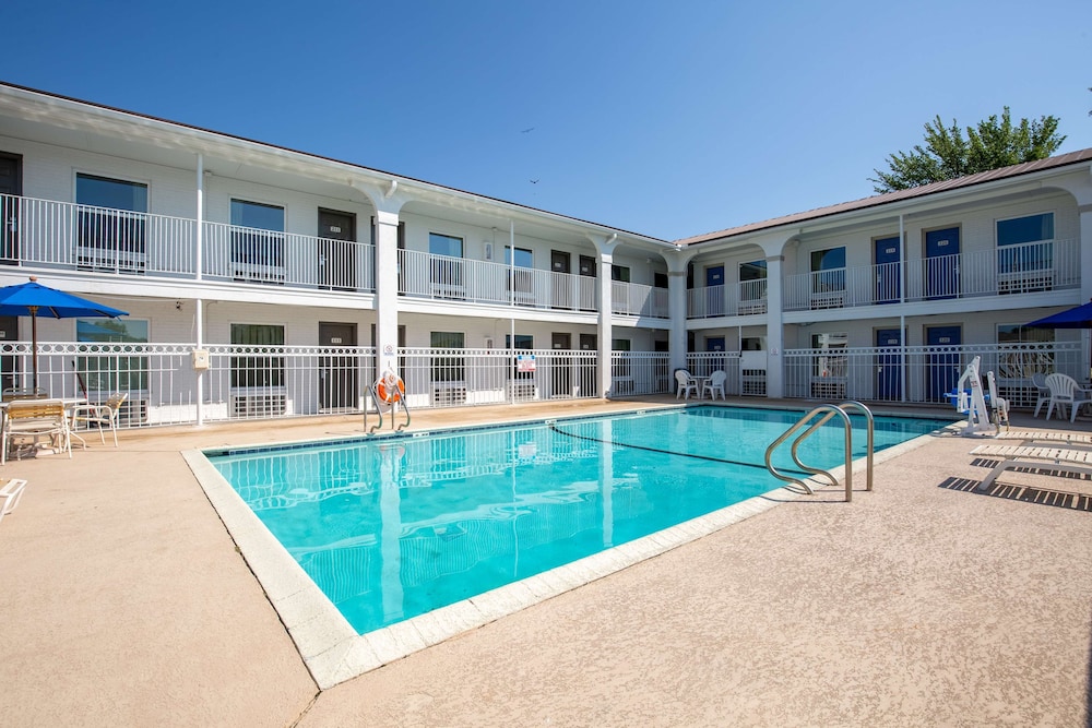 Motel6 Bryan, TX - University Area
