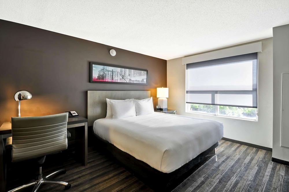 2 Bedrooms, Trio, Suite, 1 King and 2 Queen Beds, King and Queen Bed, Sofa, Accessible