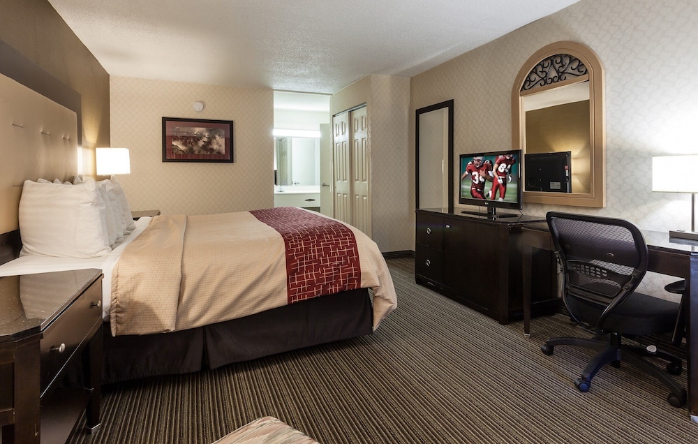 Red Roof Inn & Suites DeKalb 14/40