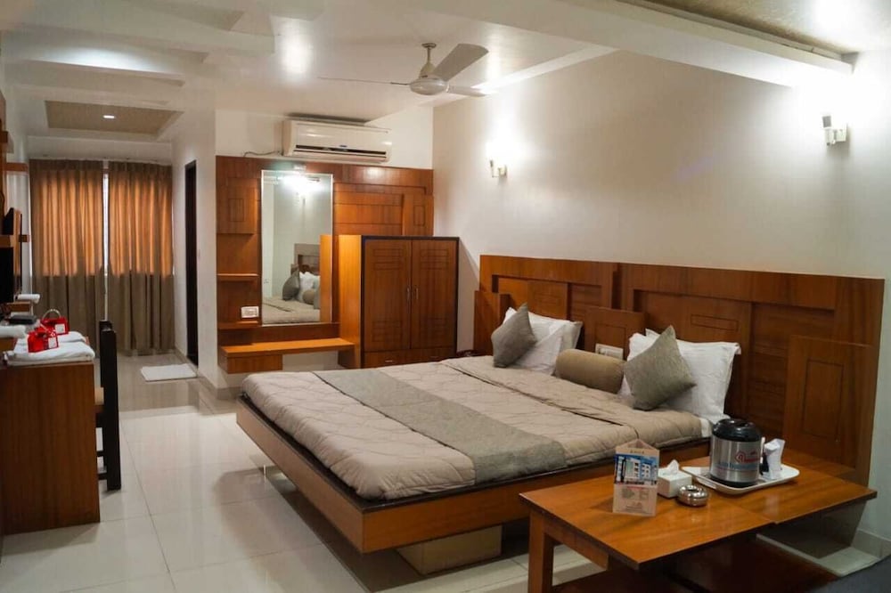 HOTEL AMBASSADOR VADODARA 25/50