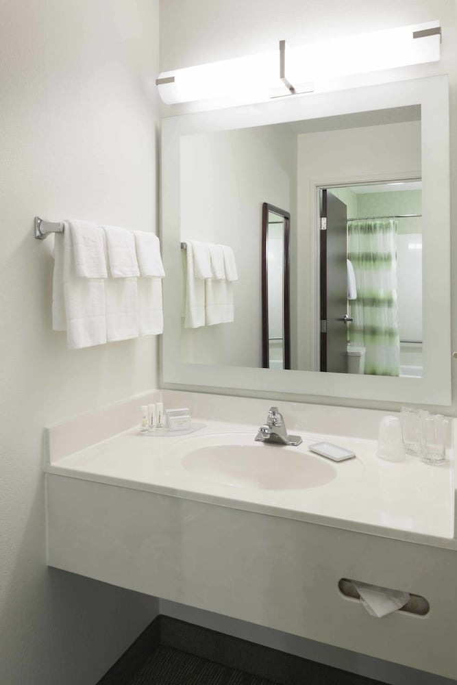 Springhill Suites By Marriott Overland Park 7/23