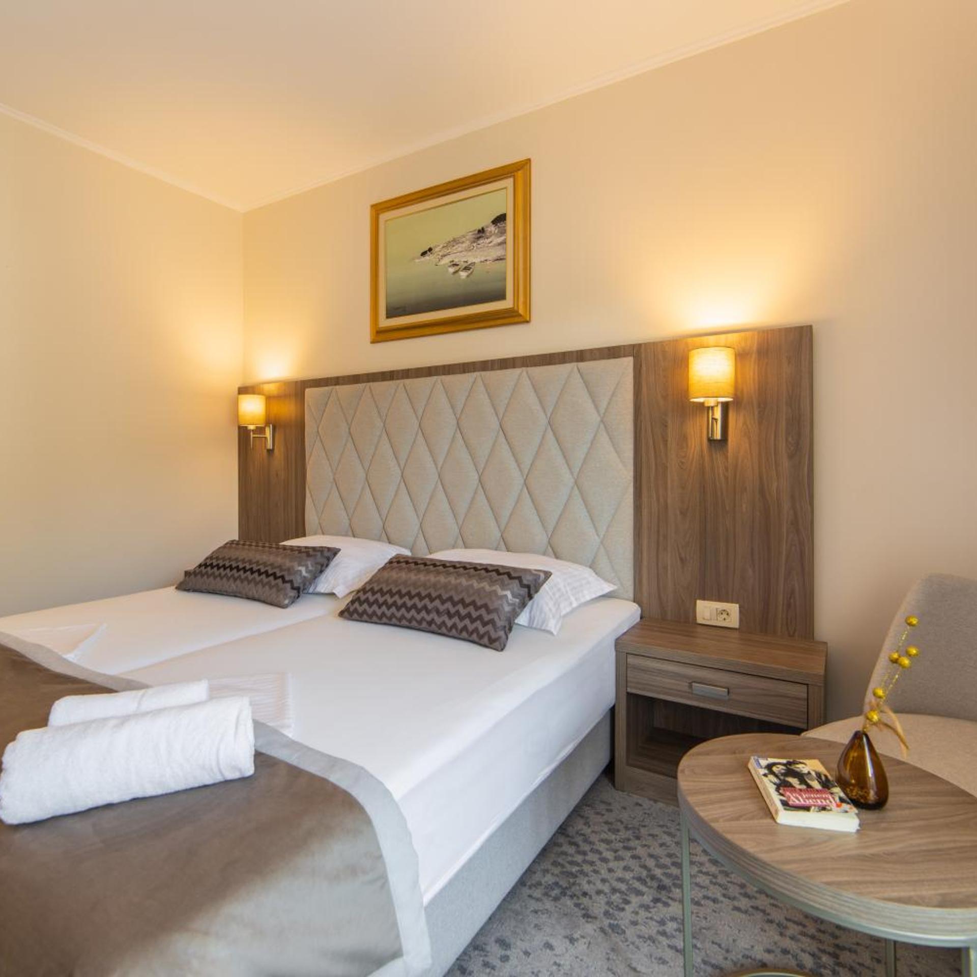 غرفة ديلوكس بسرير مزدوج بإطلالة جزئية على البحر