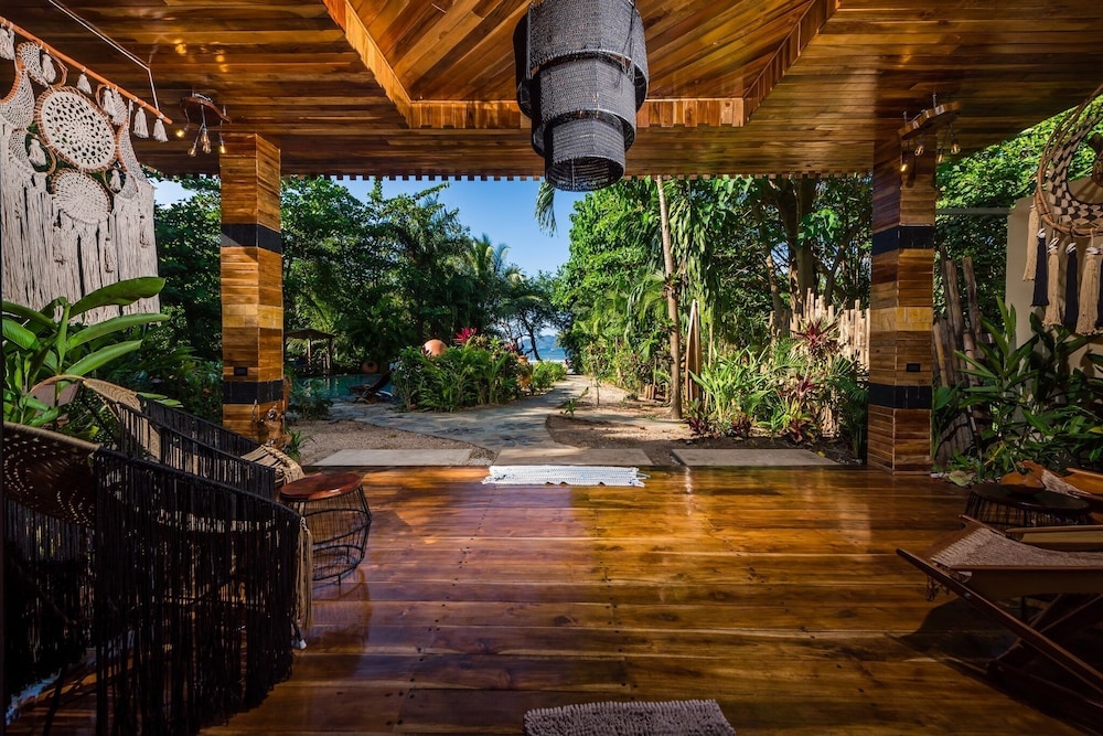 Ocho Artisan Bungalows 9/80