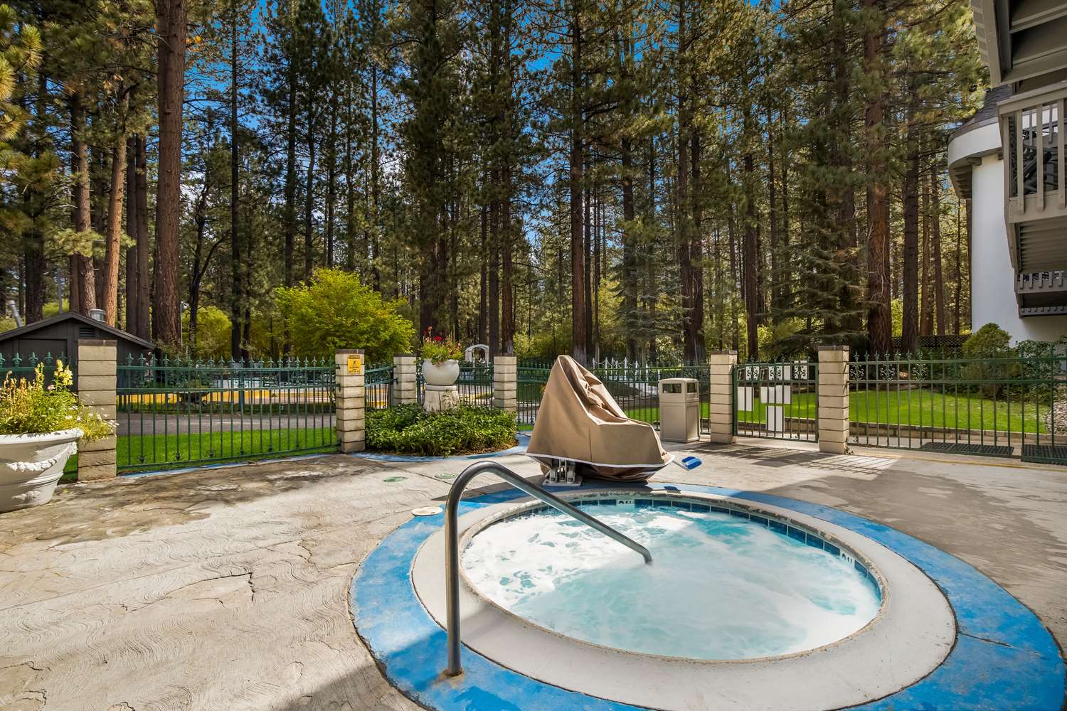 Chateau Big Bear Boutique Hotel, BW Signature Collection 55/55