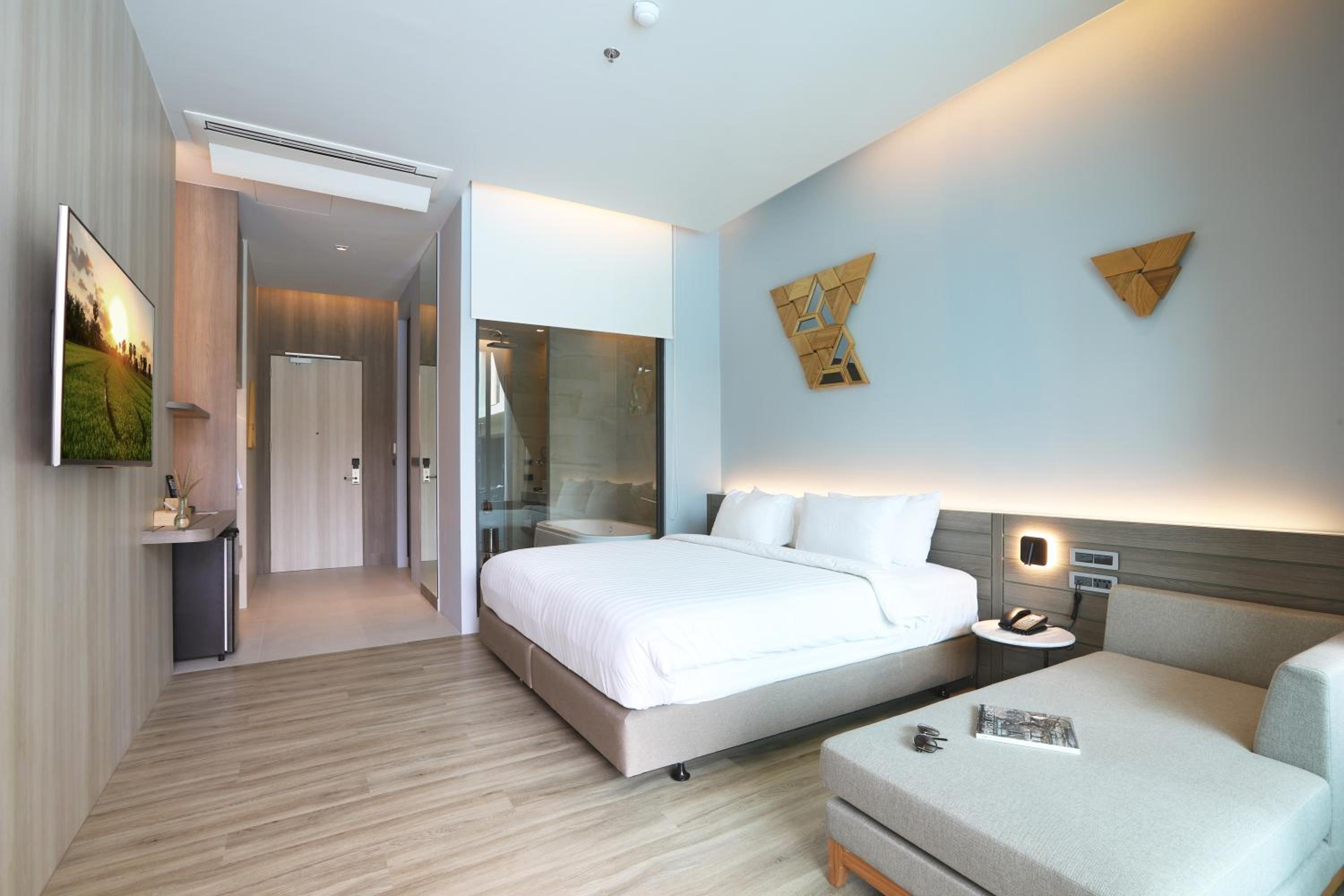 Room, King Bed, Pool Access، The Signature Hotel Airport 4/8