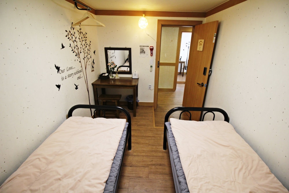 ROOM, TWIN BEDS