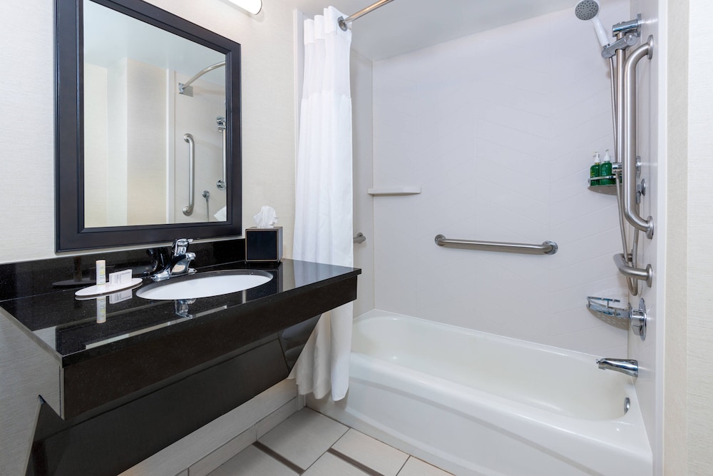Fairfield Inn & Suites Clearwater 8/40
