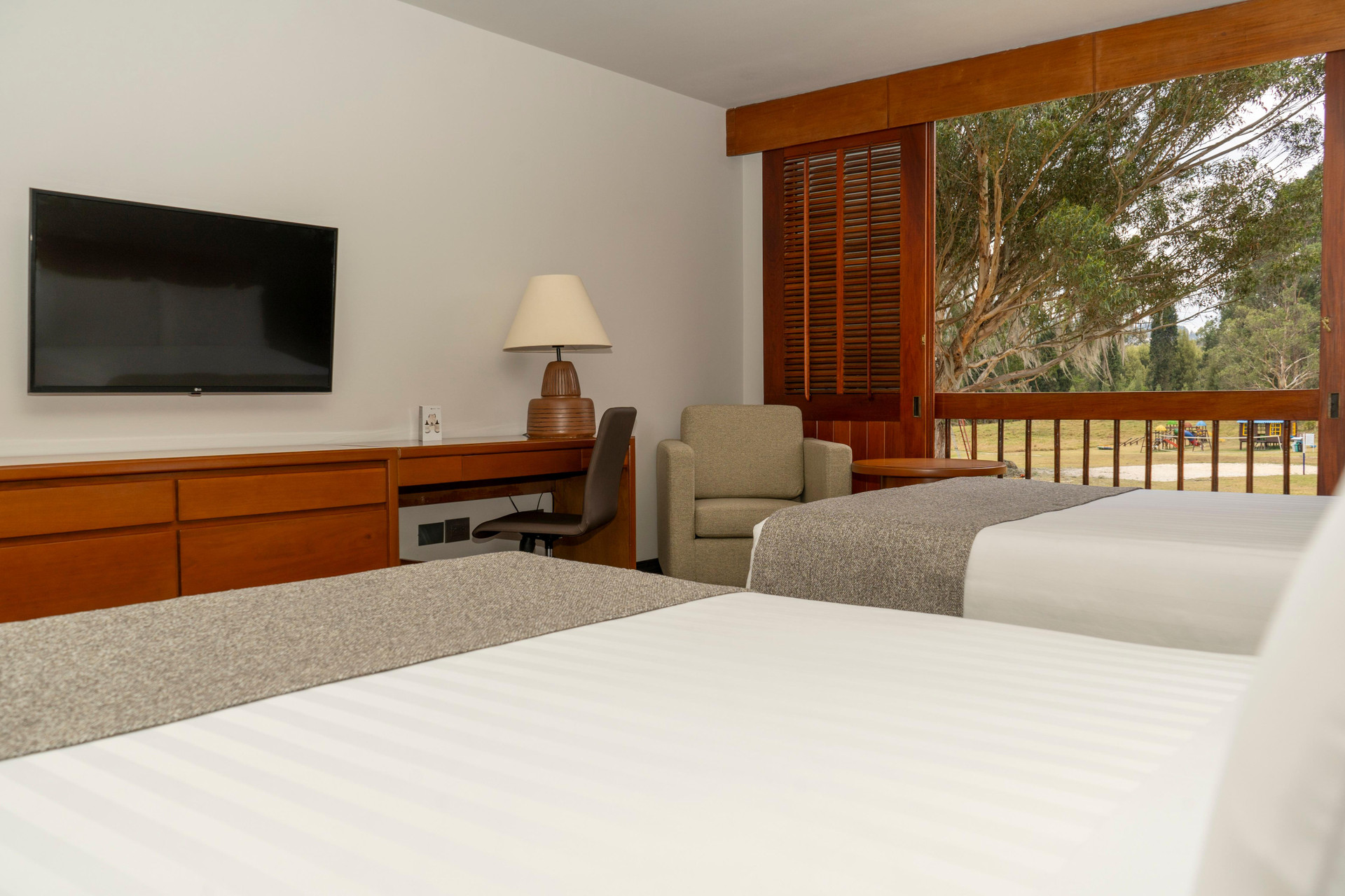 غرفة قياسية رباعية بسريرين منفصلين بإطلالة على البحيرة، Estelar Paipa Hotel Spa Centro de Convenciones 4/6