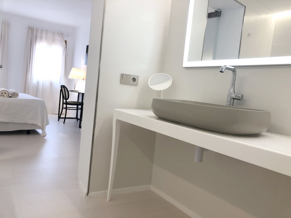ROMANTIC, DOUBLE OR TWIN BED, JETTED TUB